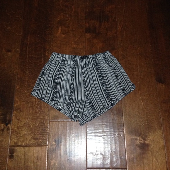 Brandy Melville Pants - Brandy Melville tribal shorts
