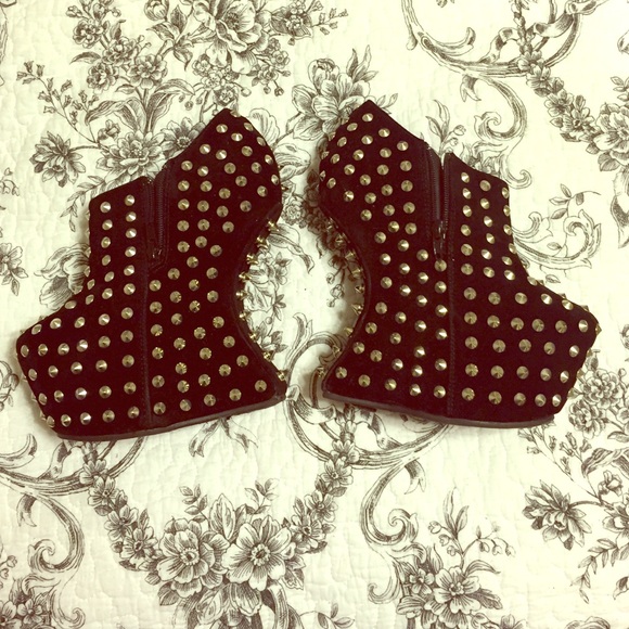 Studded heelless heels