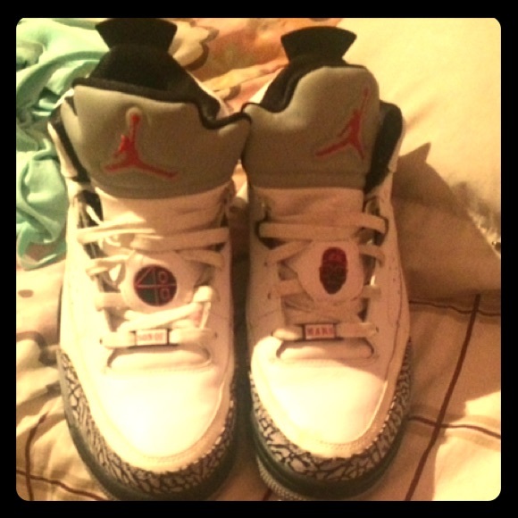 Size 9 (in boys) jordans only been worn once