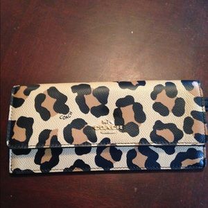 ⭐️PRICE DROP⭐️Authentic Coach wallet