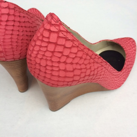 ❤️ SALE ❤️ Pink Max Studio Snakeskin Wedges - Picture 3 of 4