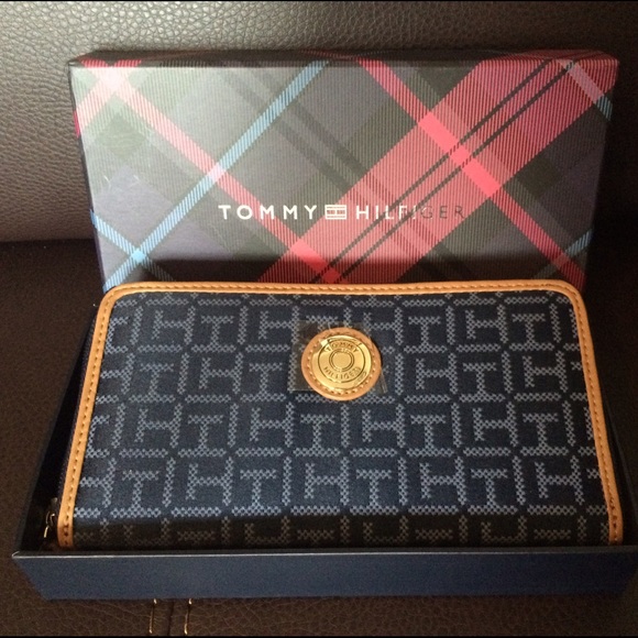 Tommy Hilfiger Large Signature Jacquard Wallet