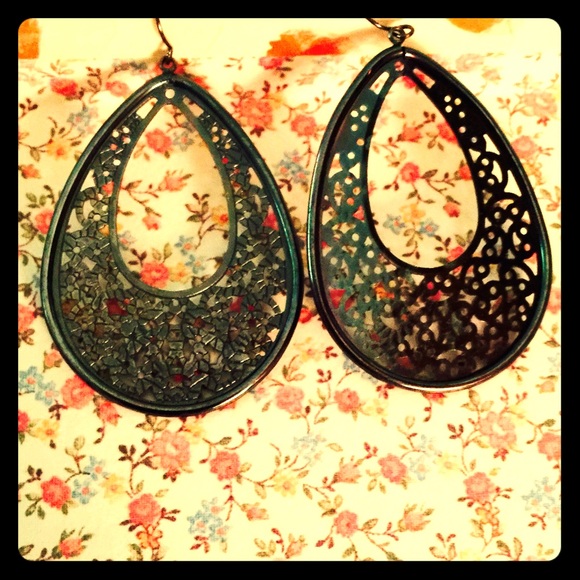 Darkened Silver Oval Shaped Earring Set w/ Design