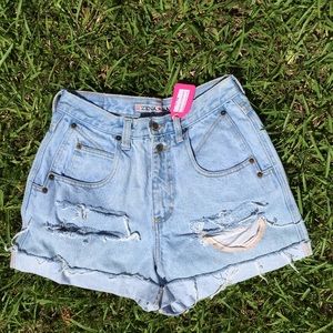 Highwaisted shorts with shreds and cuffed
