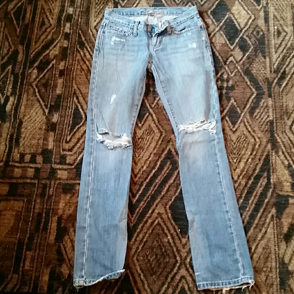 Boyfriend style destroyed denim jeans