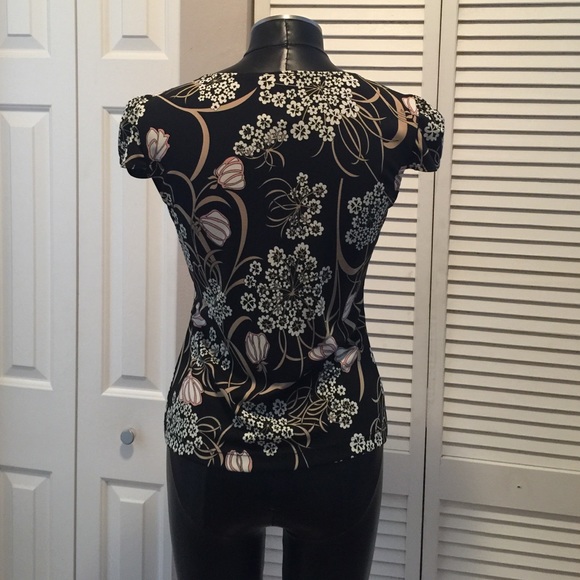 BCBG blk floral cross top. Super cute! 💐🌸🌼🌻🌺 - Picture 2 of 4