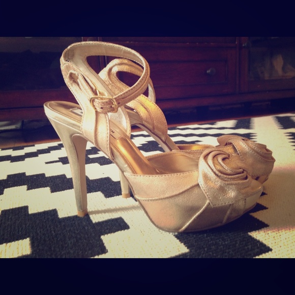 Steve Madden Gold Peep Toe Pumps