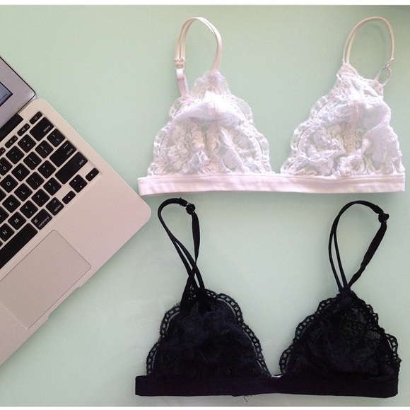 ❌SOLD❌ White Triangle Lace Bralette - Picture 2 of 3