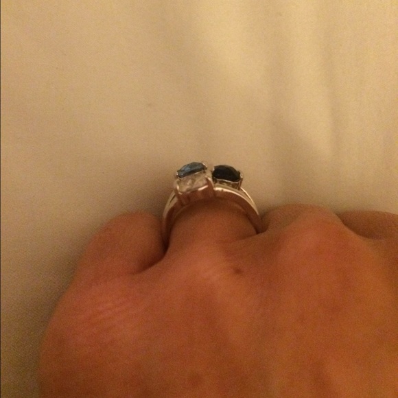 Lia Sophia 3 stone ring. - Picture 2 of 4