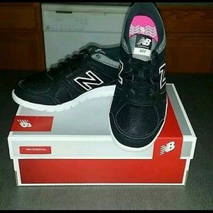 BRAND NEW WOMENS NEW BALANCE317 SIZE 9