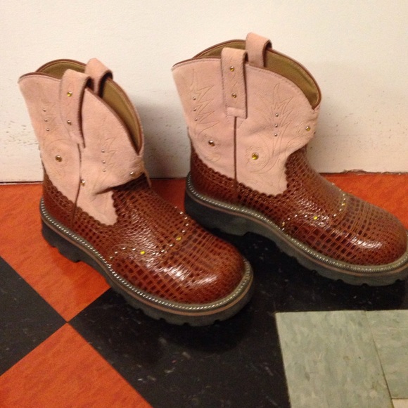 Fat baby ARIAT boots size 8