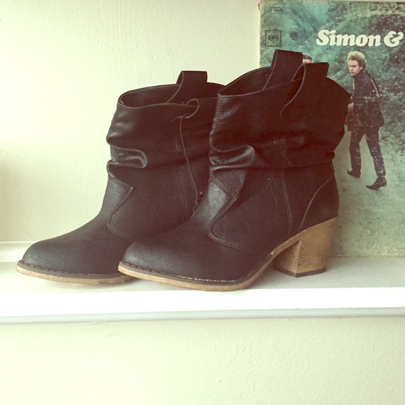 .::Black Heeled Cowboy Booties::.
