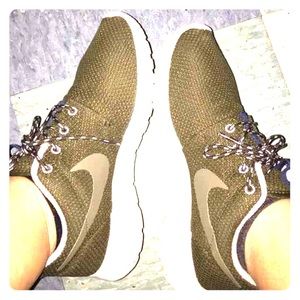 NEW nike roshes!! Need to get rid