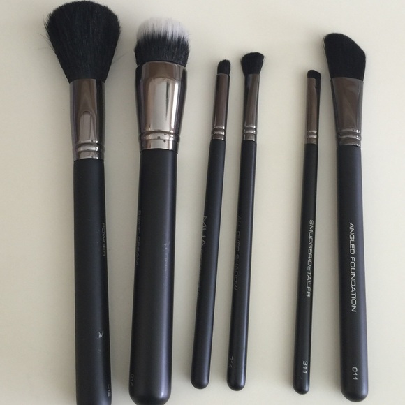 6 new make up brushes on sale today only🙋💅😍