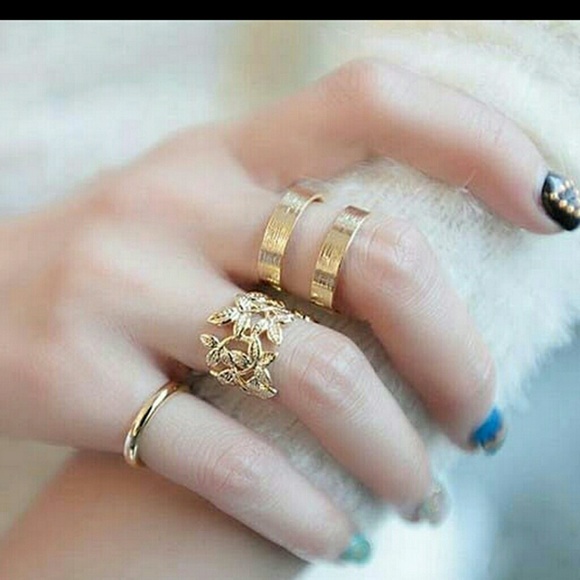 Jewelry - Gold or Silver tone Set of rings