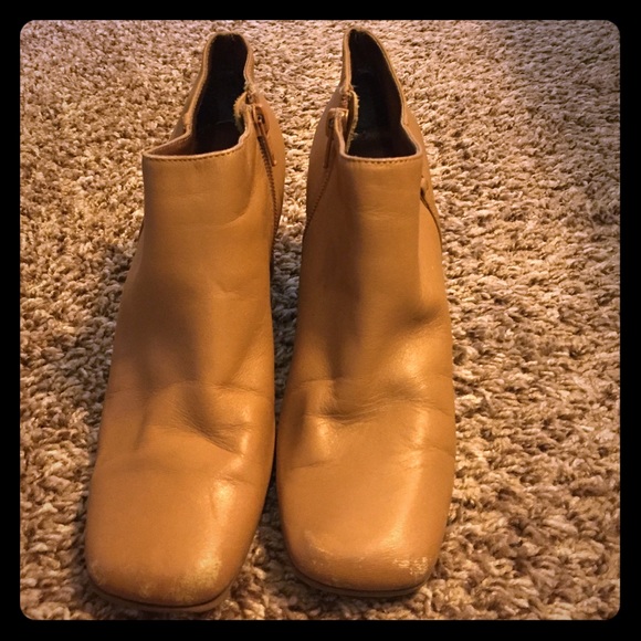 Very comfortable beige boot cut shoes