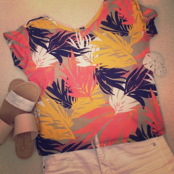 Open back tropical leaves🌴