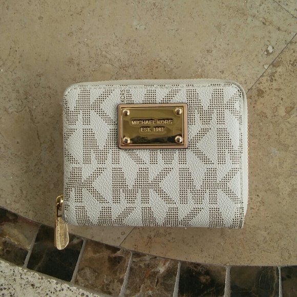 One hour sale**👍🎉🎊Michael Kors wallet