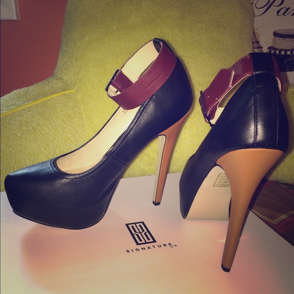 Brand new shoe dazzle shoes!!! Size 9 never worn!
