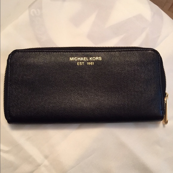 ‼️ SOLD ‼️.  💯authentic MK wallet