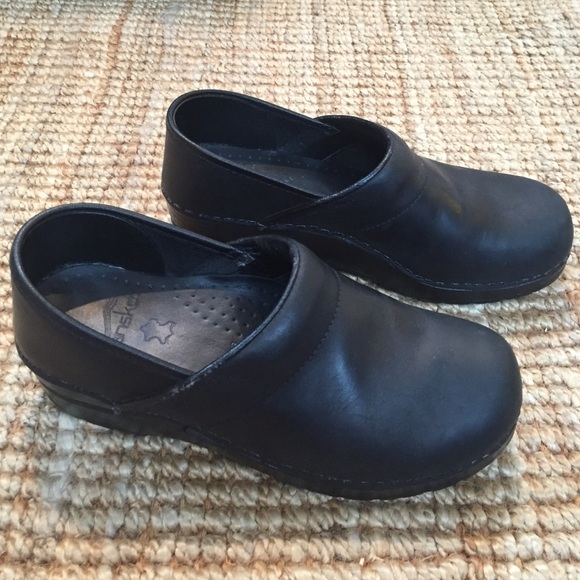 Black Dansko professional leather clogs -NARROW