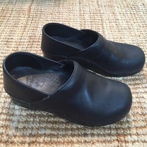 Black Dansko professional leather clogs -NARROW
