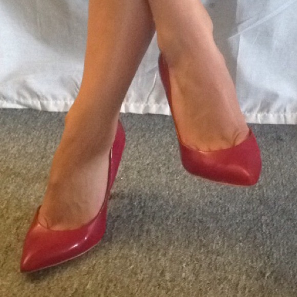 Red Hot Jessica Simpson pointy heels ❤️