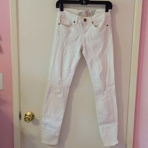 💛 REDUCED💛 White distressed skinny jeans