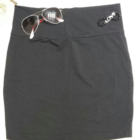 Black fitted skirt