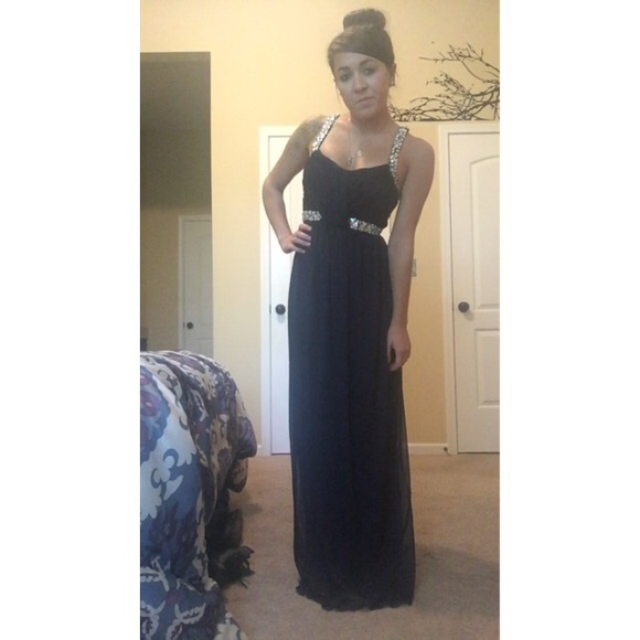 Formal dress - Picture 3 of 4