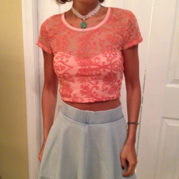 Pins and needles XS lacy embroidered crop top - Picture 2 of 3