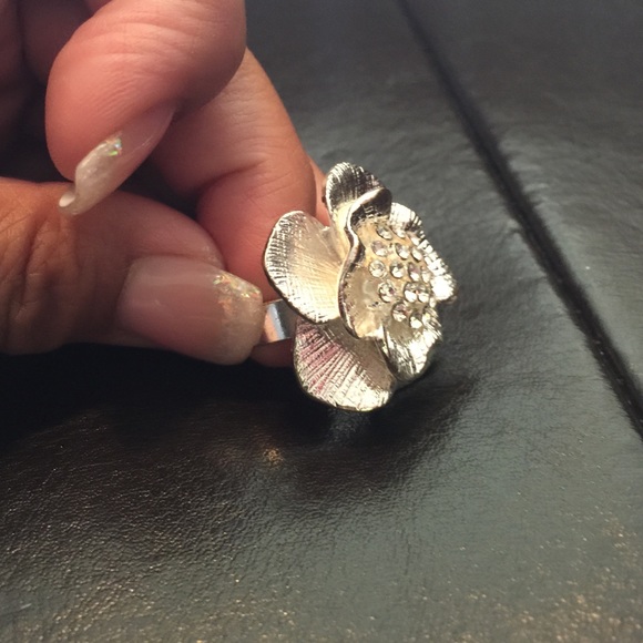 Adorable flower ring. - Picture 2 of 4