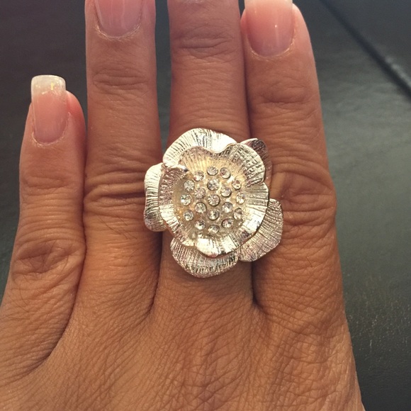 Adorable flower ring. - Picture 3 of 4