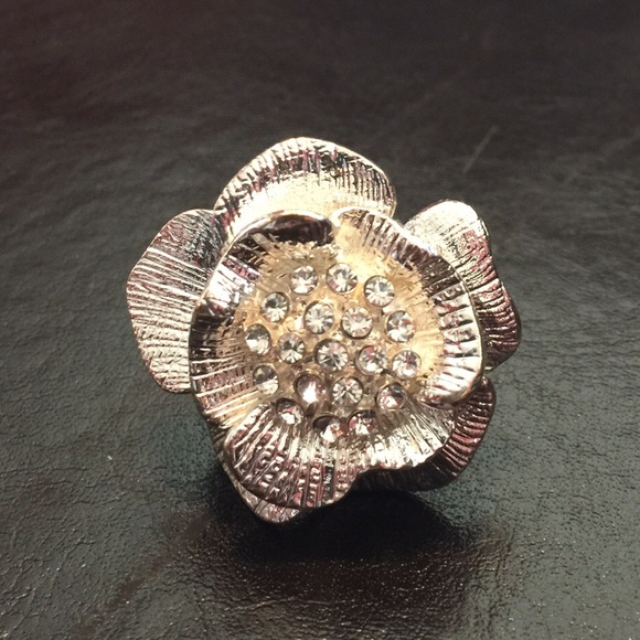 Adorable flower ring. - Picture 4 of 4
