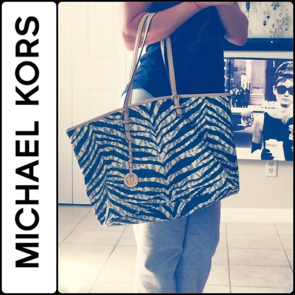 🎉REDUCED🎉 SOLD OUT EVERYWHERE MK XL Tote
