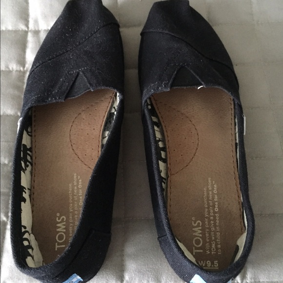 Black TOMS