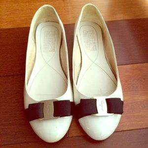 Salvatore Ferragamo Vara Flats Size 7 EUC
