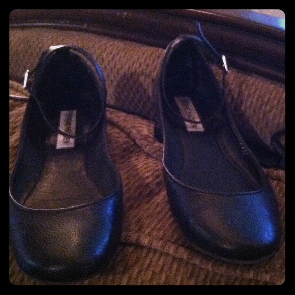 Steve Madden Black Leather Flats with Ankle Buckle