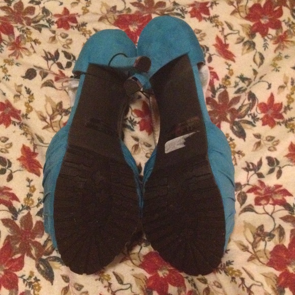 Sold Turquoise sexy heels NWT - Picture 2 of 4