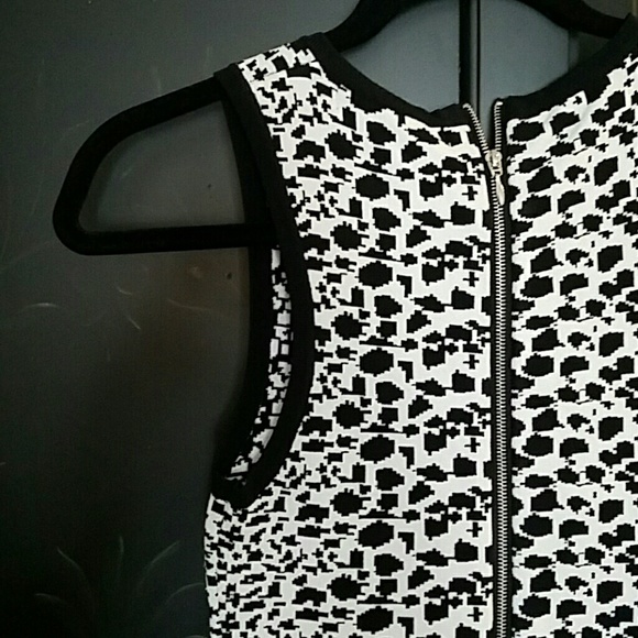 (Very) Form fitting black & white dress - Picture 2 of 4