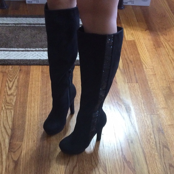 Jennifer Lopez black suede boots - Picture 3 of 3