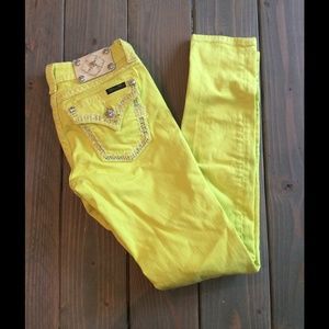 Fabulous lemon yellow miss me skinny jeans! 27