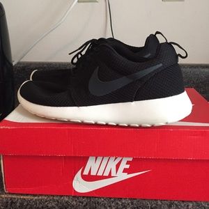 Nike Roshe Men 7.5 or Womens 9