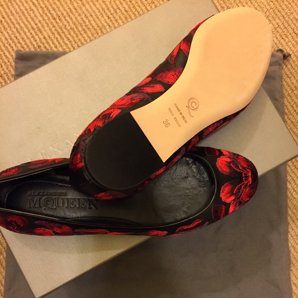 Alexander McQueen red embroidered on black leather - Picture 2 of 3