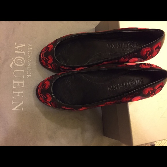 Alexander McQueen red embroidered on black leather - Picture 3 of 3