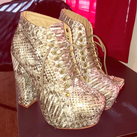 Beige snake skin heel