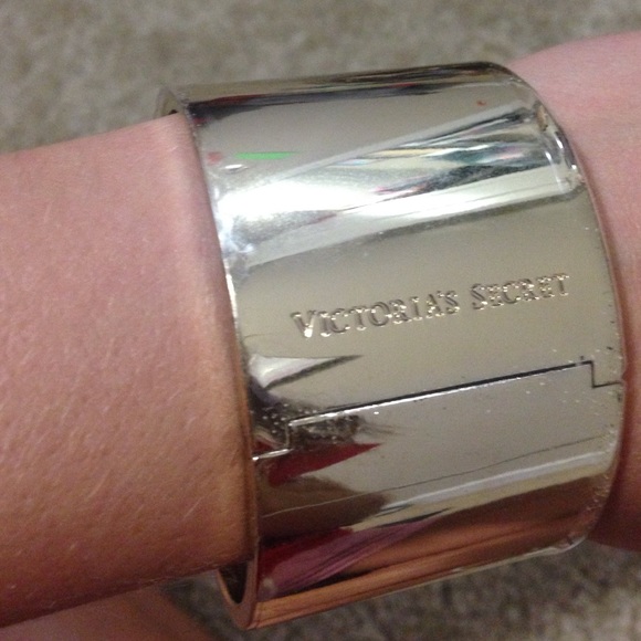 VS Chunky Bracelet - Picture 2 of 3