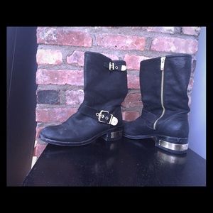 Stylish Vince camuto black boots with gold details
