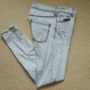 Light blue acid wash jeans