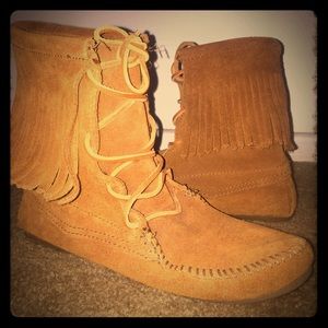 Minnetonka Moccasins size 6
